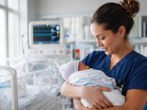 enfermera-recien-nacido Máster en Enfermería Neonatal 3