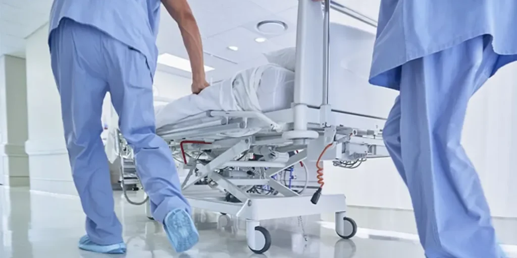 urgencias y emergencias Enfermera atendiendo urgencia hospitalaria